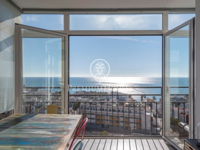 Atico en venta con vistas panorámicas sobre el mar en Sitges