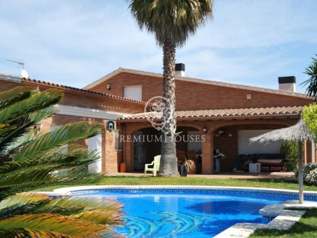 Espectacular casa en venda amb piscina a Cabrera de Mar, en planta, elegant i pràctica.