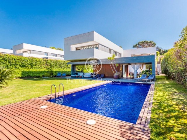 Casa minimalista amb piscina en venda a Sant Vicenç de Montalt