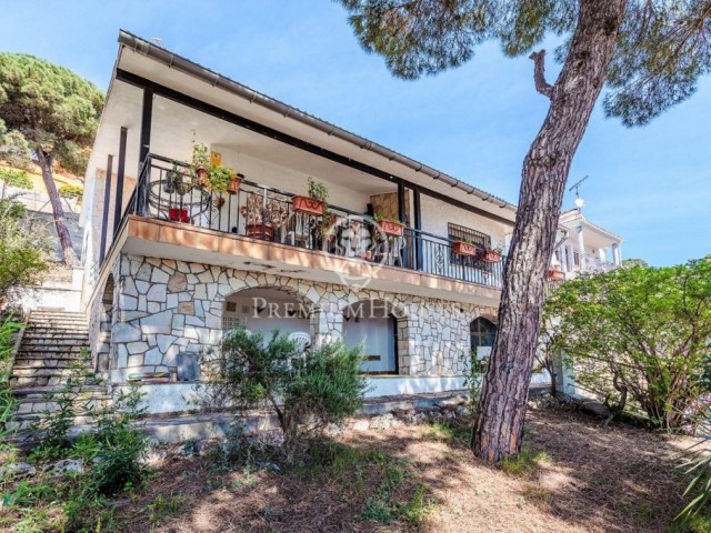 Casa a quatre vents rodejada de naturalesa en venda a Alella