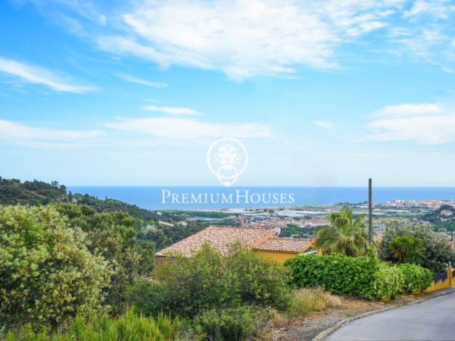 Parcel·la en venda amb vistes al mar i muntanya a Santa Susanna