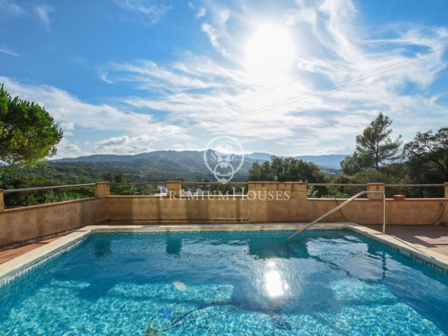 Casa en venda amb dos habitatges i piscina a Palafolls