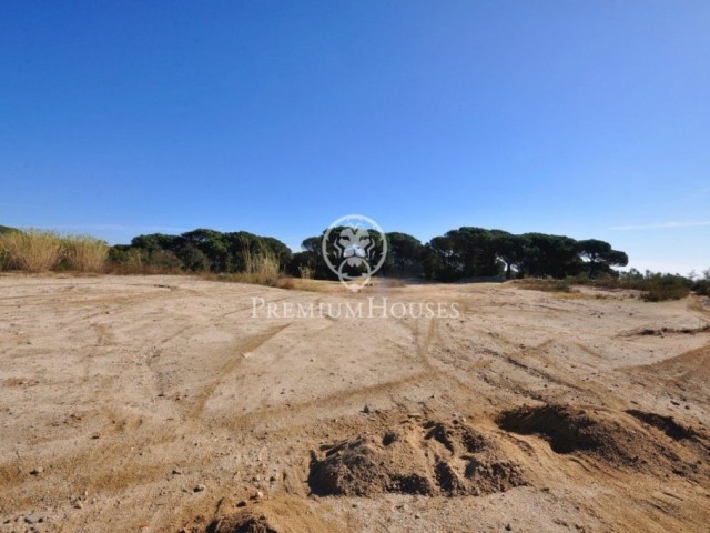 Terreno urbanizable y parcela de casi 5.000 m2 de bosque en Supermaresme