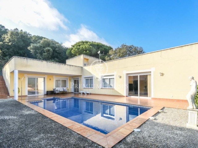 Gran casa en venda a Argentona amb piscina i jardí - Costa Barcelona