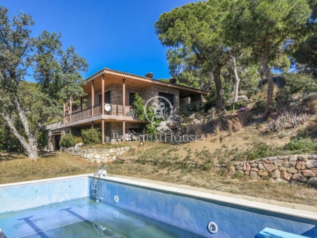 Casa en venta en plena montaña con piscina y vistas al mar en Cabrera de Mar