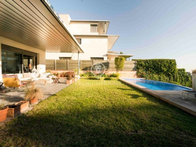 Casa con piscina y vistas a Barcelona