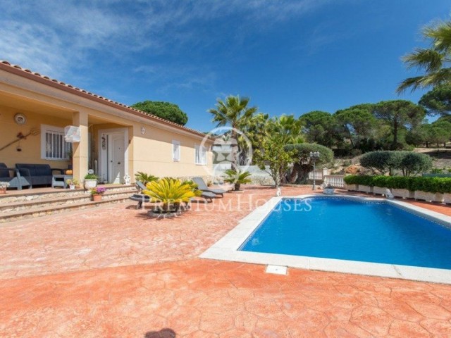 Casa en venta de una sola planta con jardín y piscina en Lloret de Mar