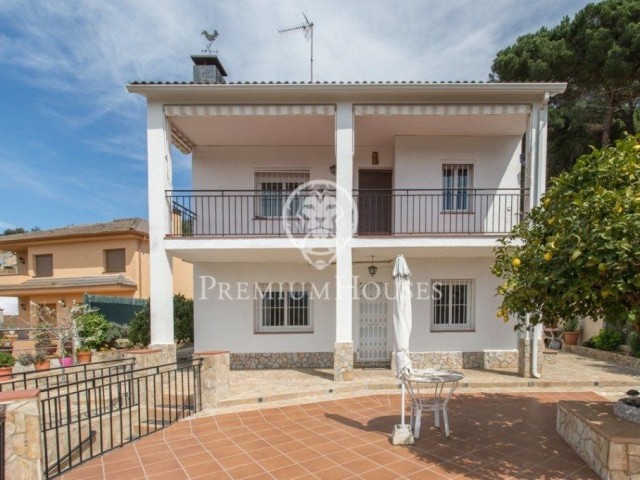 Fantástica casa en venta con dos viviendas y vistas en Urb. La Creueta, Arenys de Munt