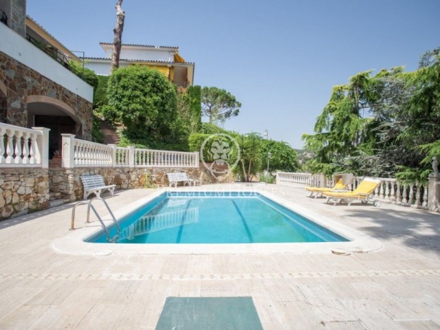 Fantàstica casa amb espectaculars vistes i piscina en venda a Cabrils