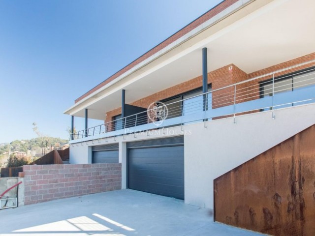 Moderna casa en venta de obra nueva en Vallromanes
