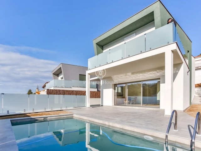 Moderno chalet independiente en urbanización Mas Alba