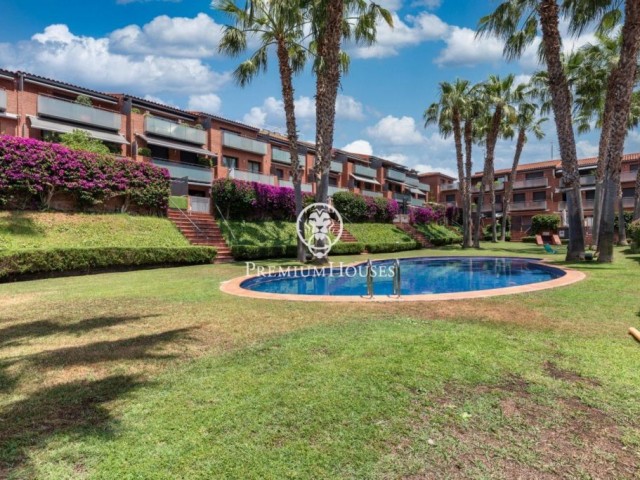 Casa adossada amb gran zona comunitària en Ametllers