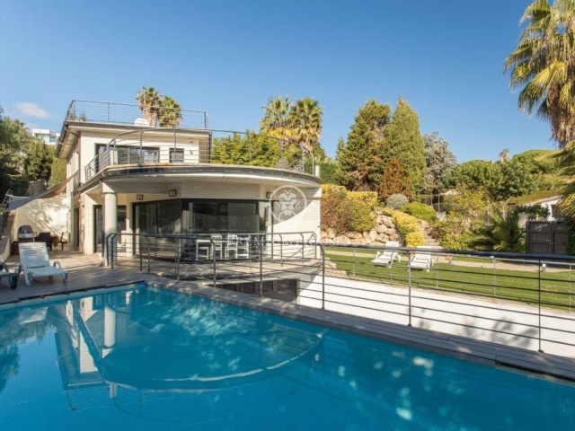 Casa en venta moderna con vistas al mar y a la montaña en Sant Pol de Mar