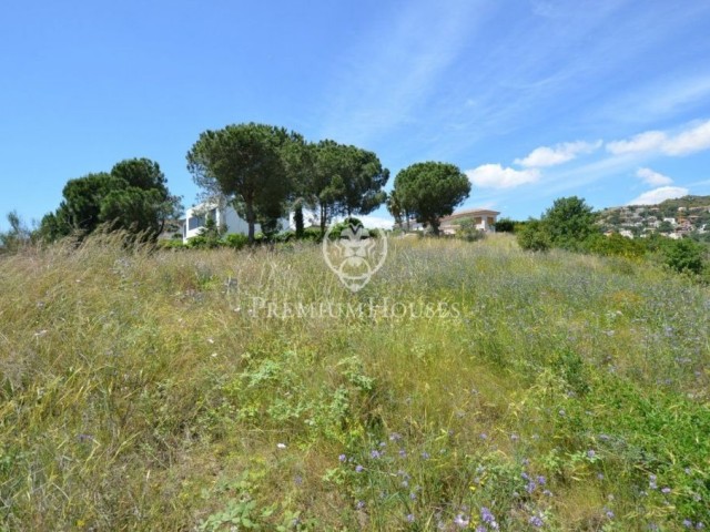 Gran terreno en venta con vistas al mar y a las viñas de Alella