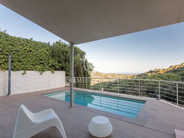 Casa en venta con vistas a la montaña y al mar en Alella