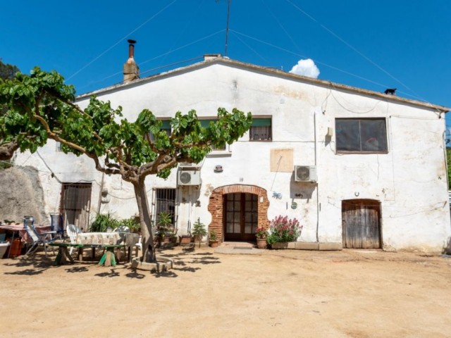 Masia en venta con cuadras para caballos y restaurante en Sant Cebrià de Vallalta