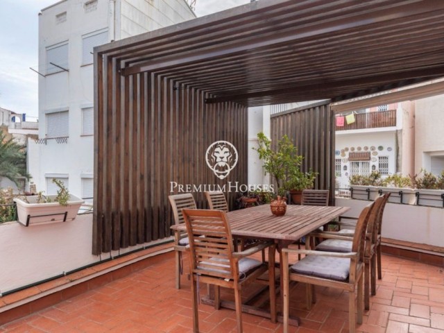 Àtic dúplex reformat amb terrassa en el centre de Sitges