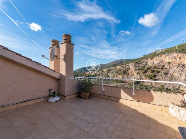 Casa adosada a la venta con vistas a mar y montaña en Les Botigues de Sitges