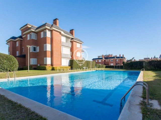 Piso en venta en planta baja con jardín en residencial Les Lloses, Llavaneras.