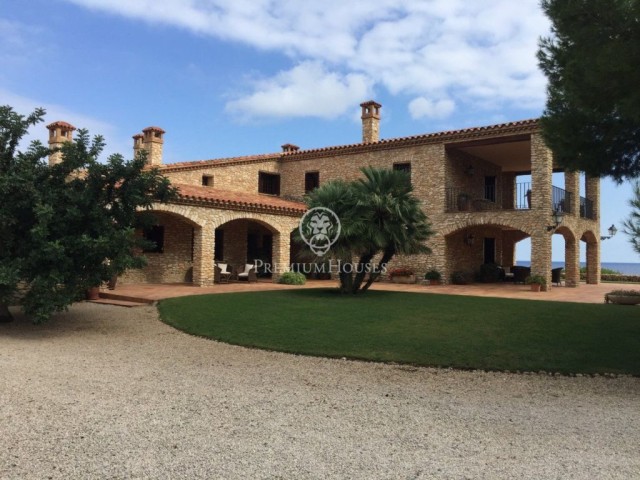 Finca rústica en penya-segat enfront de la mar a la venda a L