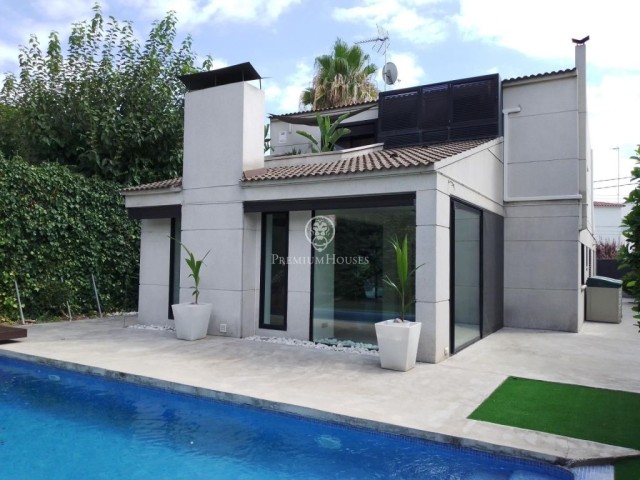 Moderna casa con piscina a escasos metros de la playa de Castelldefels