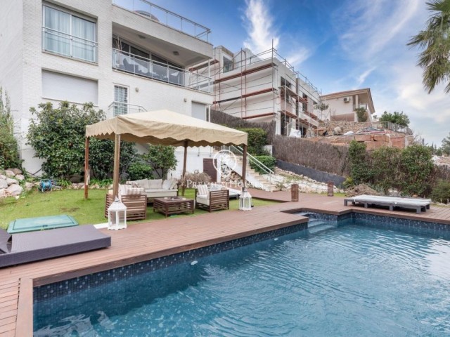 Casa con jardín y piscina a la venta en Montgavina