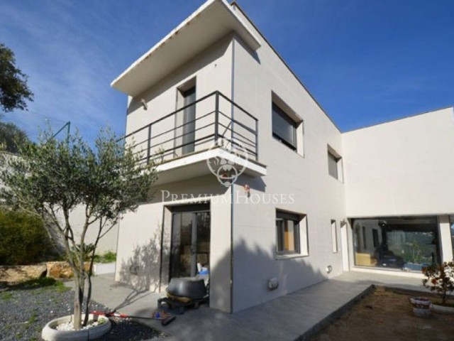 Casa a estrenar a Alella amb vista a la mar i a la muntanya