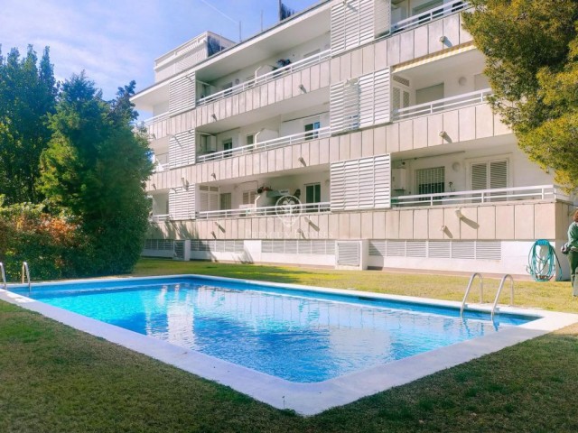 Piso amueblado con parking y piscina en Vinyet
