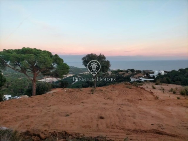 Espectacular parcela a la venta con vistas al mar.