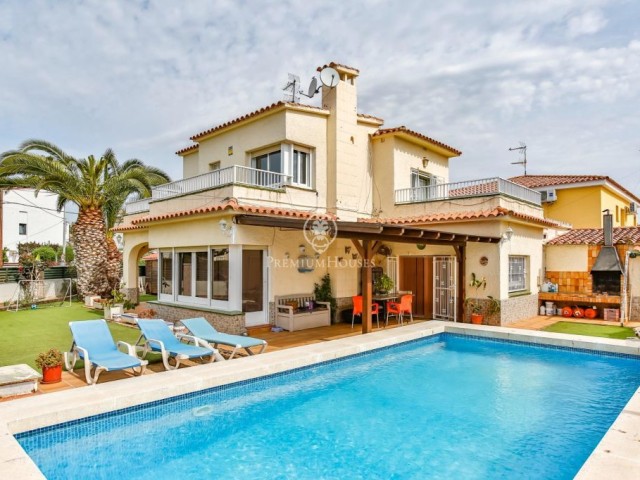 Casa amb piscina i jardí en Rocamar