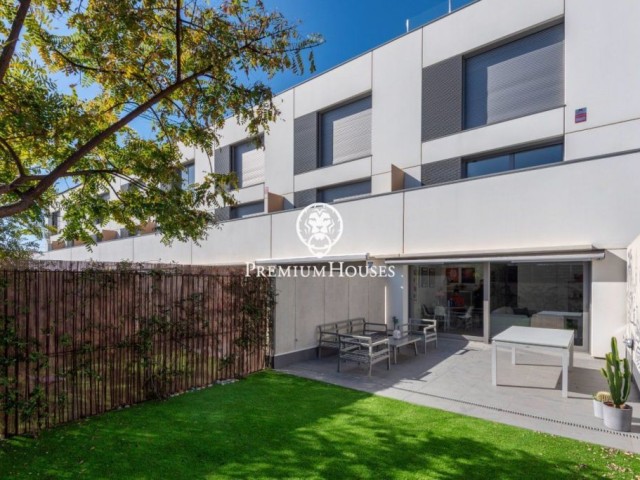 Casa adosada con piscina comunitaria a la venta en Vinyet