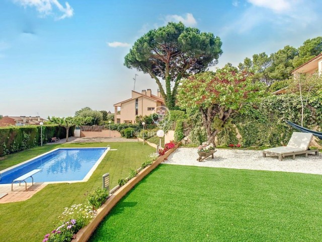 Casa adossada molt cèntrica en venda a Alella