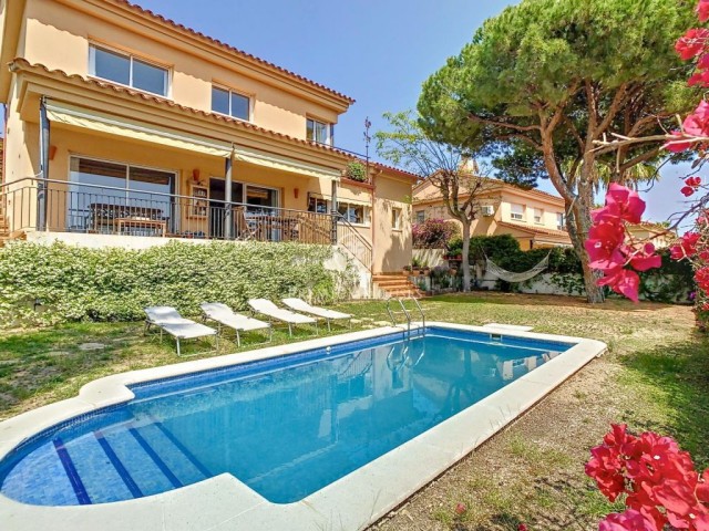 Casa en venta con piscina en zona residencial de Cabrils