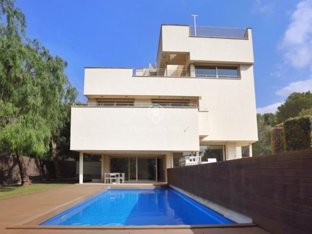 Casa de disseny amb vista a la mar, a un minut del camp de golf, a la venda en Ca Girona, Sitges