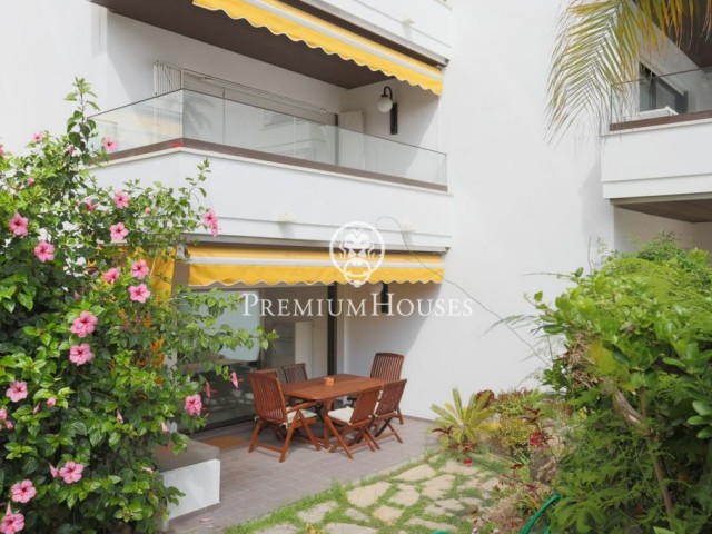 Furnished duplex with swimming pool for rent in the Paseo Marítimo of Sitges