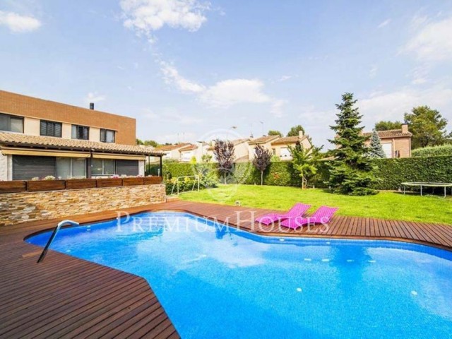 Casa independiente esquinera en venta en Vallromanes