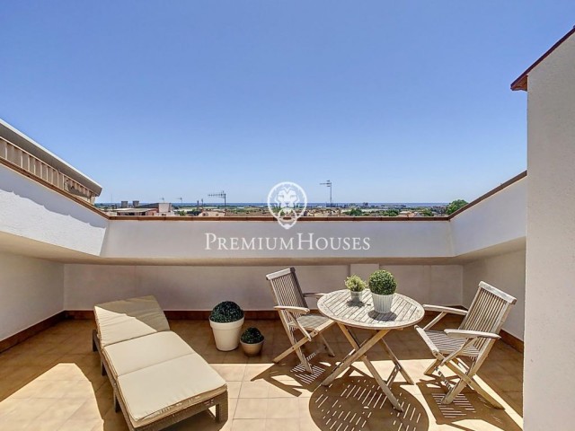 Àtic dúplex en venda amb vista a la mar