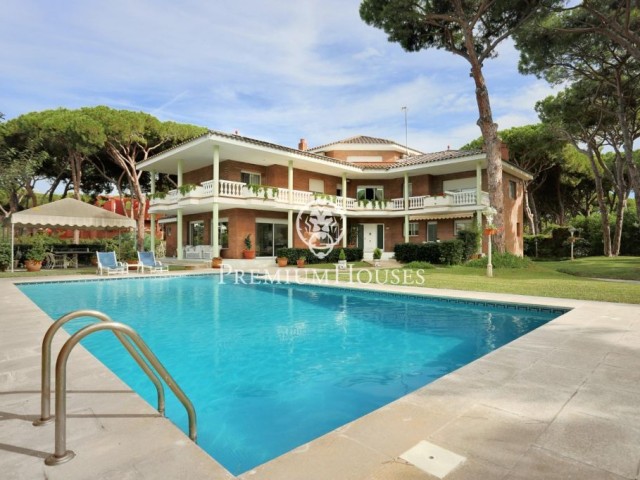 Casa con gran jardín y mucha privacidad a la venta en La Pineda, Castelldefels
