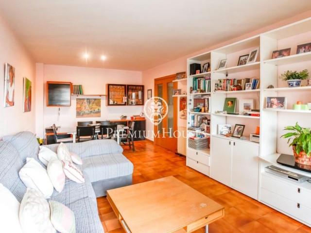 Ático dúplex a la venta con piscina comunitaria y solarium en El Centro