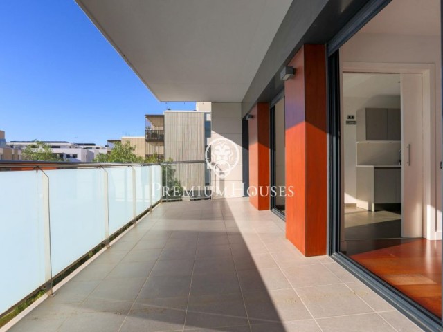 Piso esquinero con terraza y piscina comunitaria en La Plana