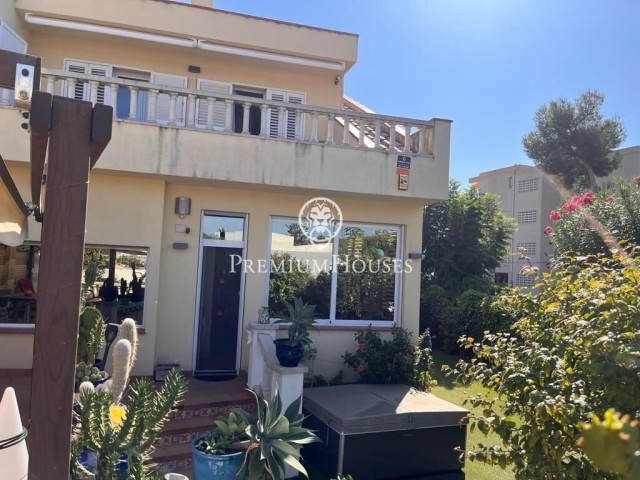 Casa a quatre vents amb piscina comunitària i jardí en Vallpineda a la venda