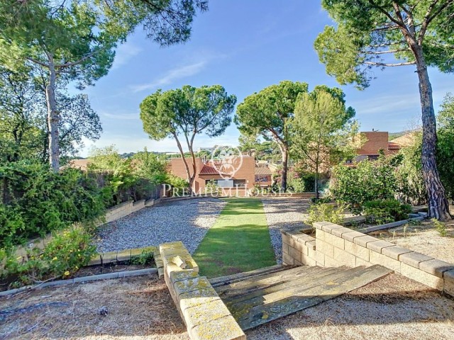 Casa apariada amb un ampli jardí en venda a Arenys de Mar.