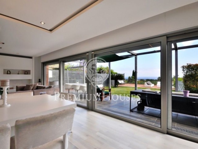 Moderna casa a tres vientos con zona comunitaria en venta en Cabrera de Mar