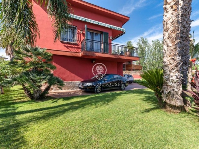 Casa independent amb piscina a la venda a l