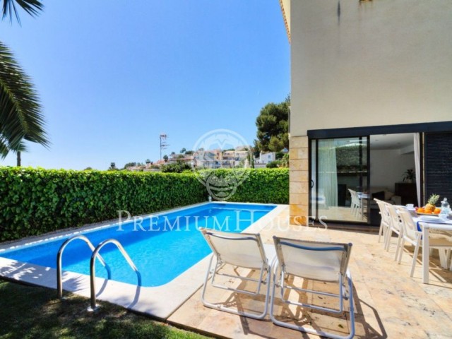 Casa adosada en venta con vistas al mar en Vallpineda Sitges