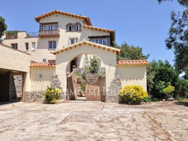 House for sale in Vallromanes! In wild nature!