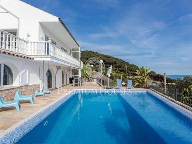 Casa en venta con piscina y panorámicas vistas al mar en Cabrils