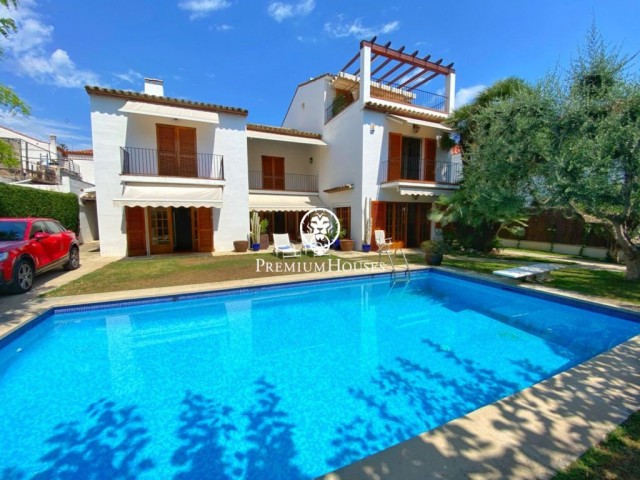 Stately house with pool for sale in Vinyet, two steps from the beach, Sitges