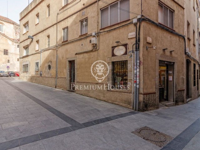 House for sale in the centre of Mataró to rehabilitate, ideal for investors.