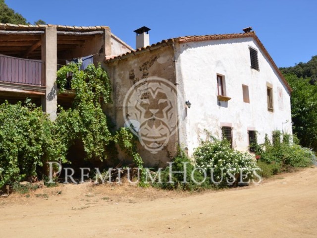Country house for sale surrounded by nature in Tordera